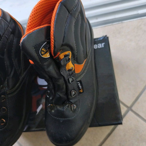 Safety work boots No.40 new with toe protection and anti-slip