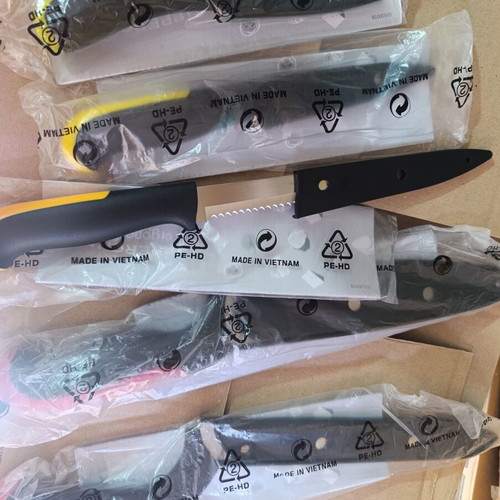 Tupperware knife set new, 5 pieces including chef and bread knives