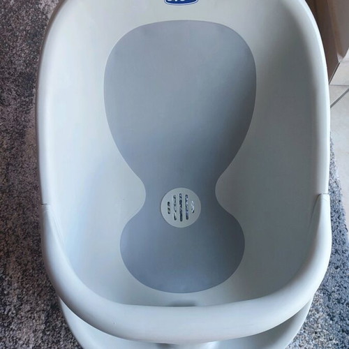 Chicco Baby Bath Tub with Shower Base like new