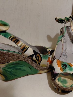 Platform sandals like new, multicolor green fabric, size 37