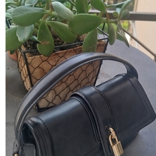 Handbag like new, black
