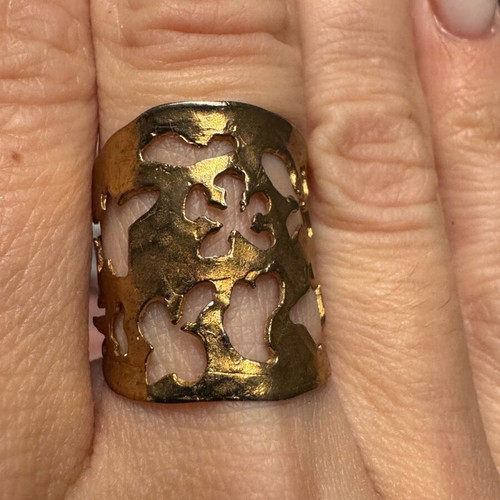 Ring in copper color with adjustable size and unique design