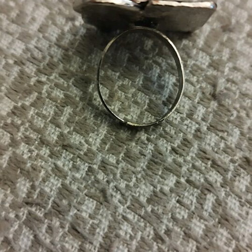 Ring large in burgundy shades like new, adjustable size