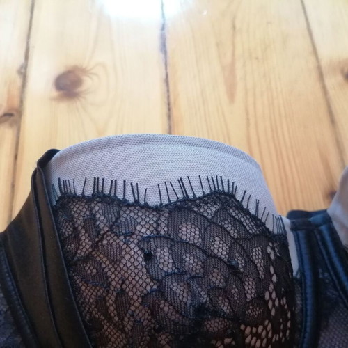 Hunkemöller NOIR balconette lace bra with satin and black stones, 70D