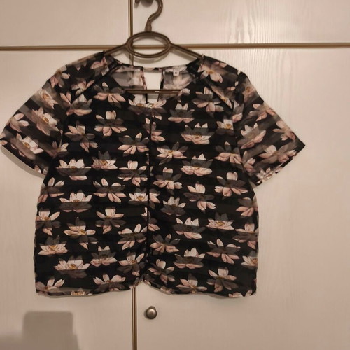 Floral t-shirt with stripes like new, see-through, size M