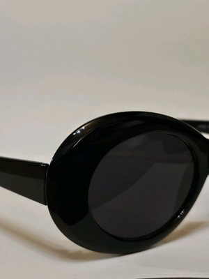 Sunglasses like new with fabric case