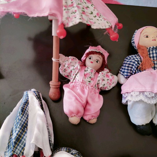 Porcelain dolls like new, set with one broken arm