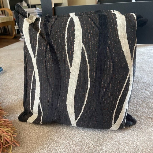 Decorative sofa pillow 40 x 40 used with zipper and filling