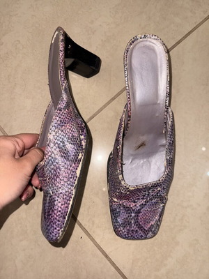 Vintage purple pumps size 40 used, need retail