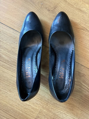 Low heel shoes, natural leather, size 35, black