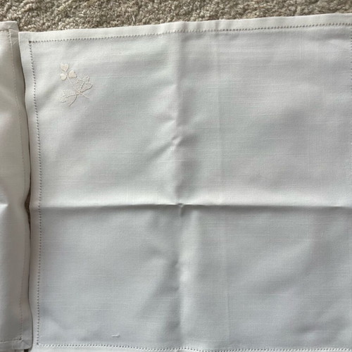 Handmade embroidered napkins set of 7 like new, for formal table