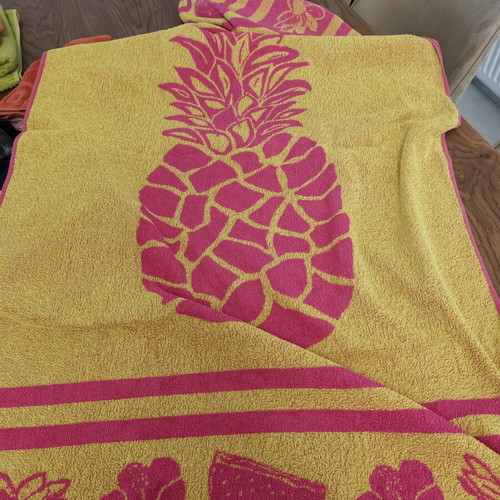 Beach towel with pineapple print