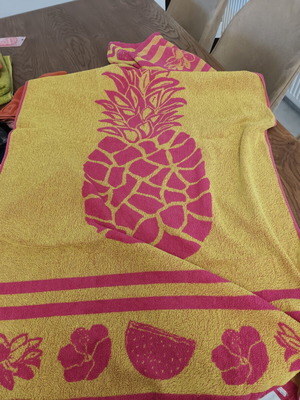 Beach towel with pineapple print
