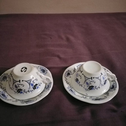 Set of 2 collectible vintage coffee cups with saucers like new