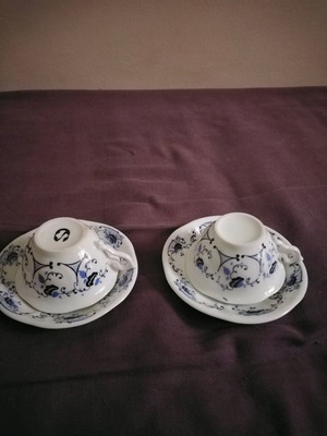 Set of 2 collectible vintage coffee cups with saucers like new
