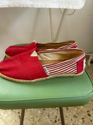Toms W8 shoes, size 38.5, red striped