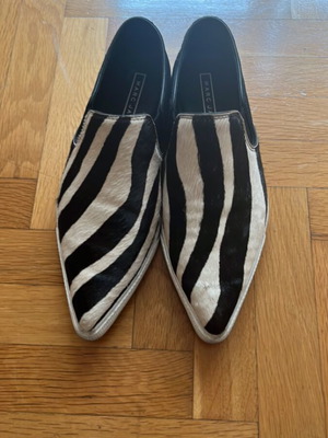 Marc Jacobs pointed pony skin flats like new, size 38, black and white