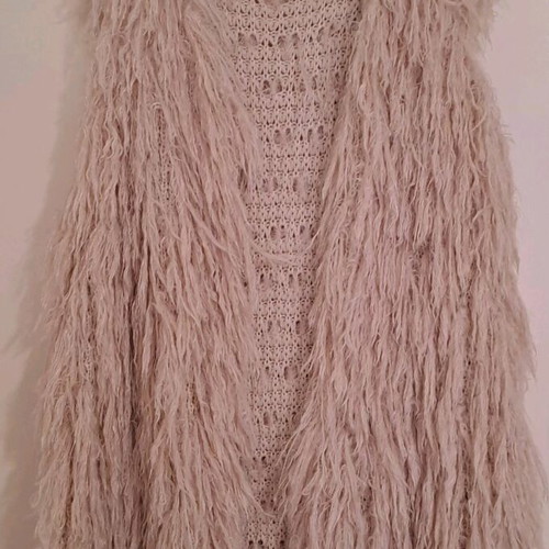 Sleeveless fuzzy vest like new, beige