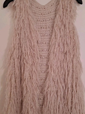 Sleeveless fuzzy vest like new, beige