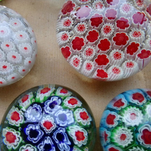 Paperweight collection 100, old antiques and newer Murano, Saint Louis, Baccarat
