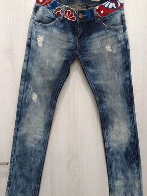 Desigual jeans with embroidered waist, like new