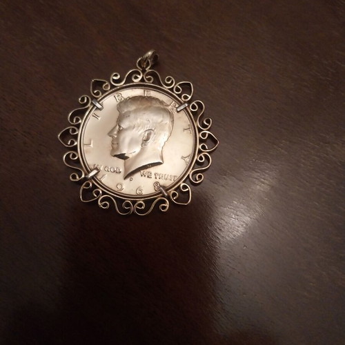 Pendant with 1968 half dollar used, 18K gold frame