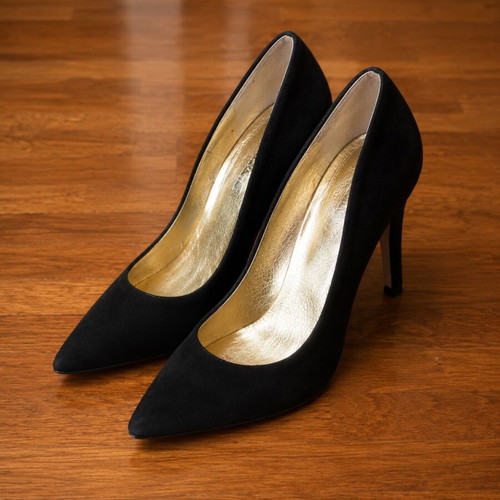 Moustakis black leather pumps size 35 like new with box