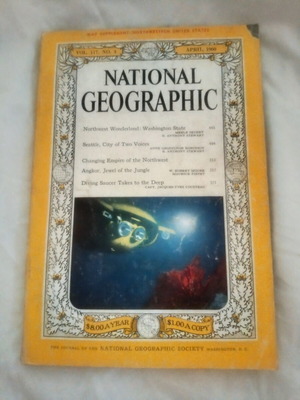 National Geographic Magazine April 1960 vintage, excellent condition