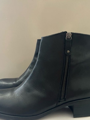 Leather short black boots new, size 40