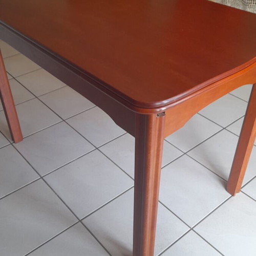 Kitchen table used, extendable, no chairs