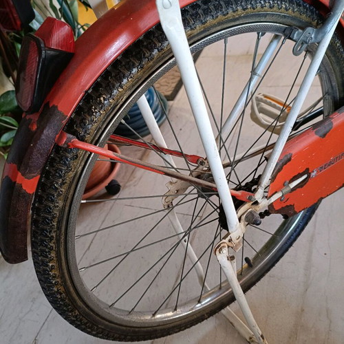 Vintage Beautiful bicycle used, women's city bike with dynamo and iron stand
