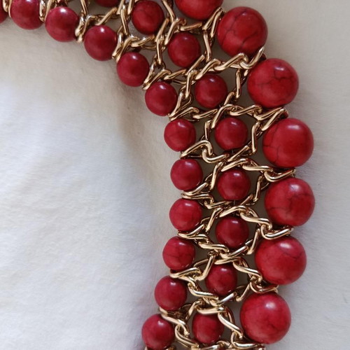Necklace with red beads and gold details new