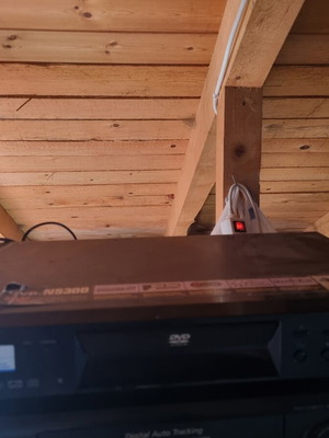 Dvd player used, functional without connection cable and remote