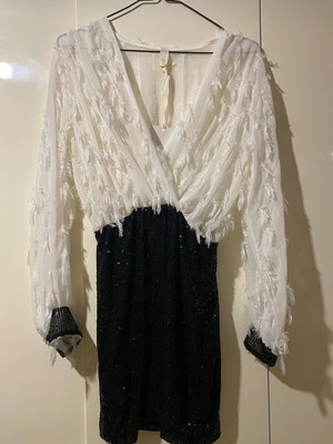 Sequin dress one size new, black and white