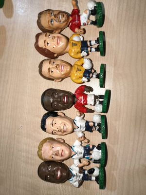 Football player miniatures from the 90s used with damages