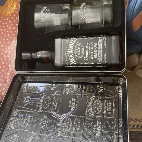 Jack Daniel's Tennessee Whiskey 700ml GiftPack Tinbox with 2 glasses like new