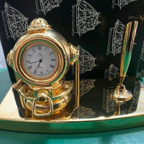 Quartz desk clock set with pen holder