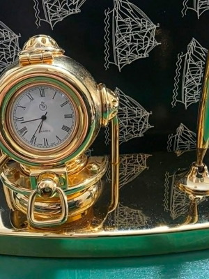 Quartz desk clock set with pen holder