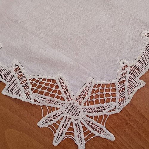 Handmade lace tablecloth like new, 60x60 cm, linen fabric