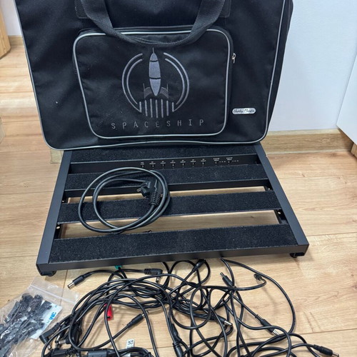 Harley Benton Spaceship Power 40 pedalboard with power supply used