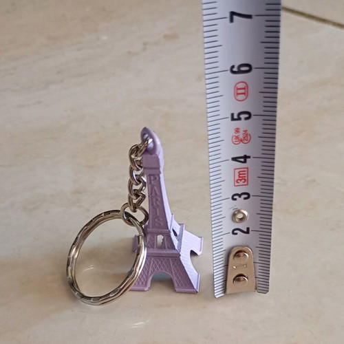 Metal Eiffel Tower keychain like new