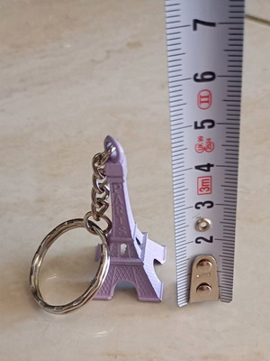 Metal Eiffel Tower keychain like new