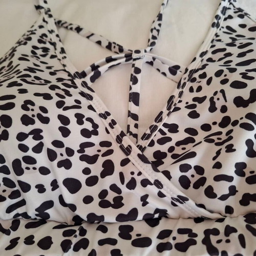 Bikini top with animal print like new, crisscross details and straps