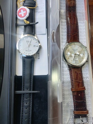 Два маркови ръчни часовника като нови