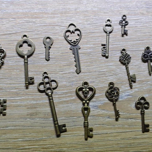 Decorative vintage keys set of 12, like new, brass look