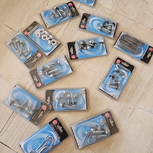Various screws new, pack of 13 pieces