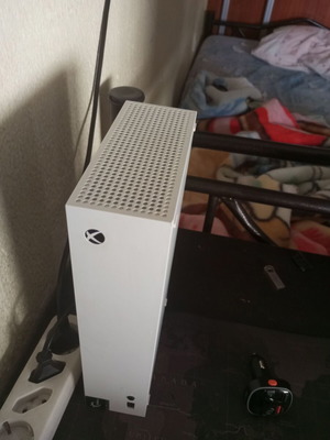 Xbox Series S 512 GB σαν καινούργιο με άριστο χειριστήριο