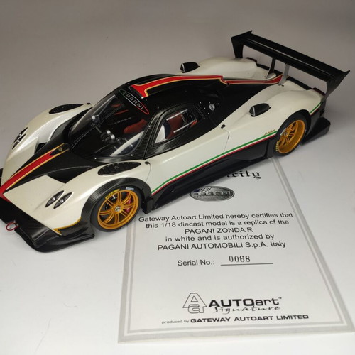 Metal model Autoart Signature Pagani Zonda R scale 1:18 new