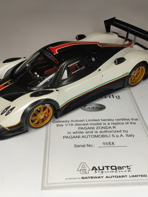 Metal model Autoart Signature Pagani Zonda R scale 1:18 new