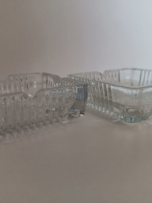 Set of 2 glass ashtrays used